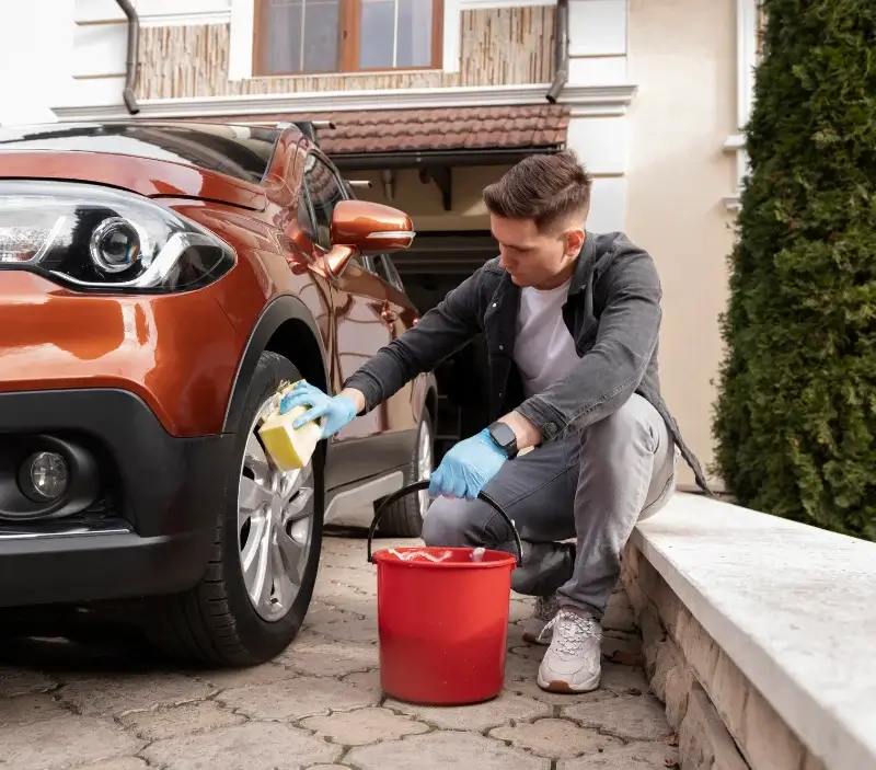 Lavage auto à domicile Saint-Jean-les-Deux-Jumeaux : professionnel intervenant sur un véhicule